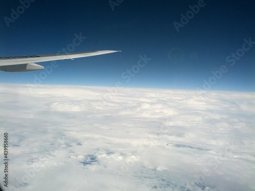 飛行機の窓越しに見る雲海