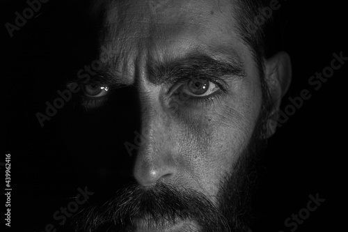 rostro en primer plano con una mirada directa