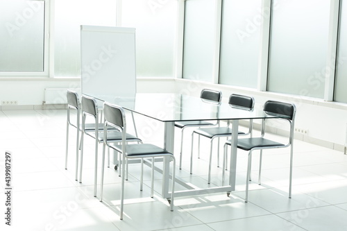 Flipchart glass table and chairs in office space © Qwenergy