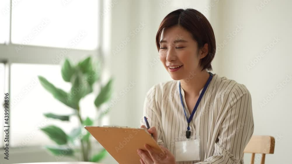 バインダーを持つ女性社員