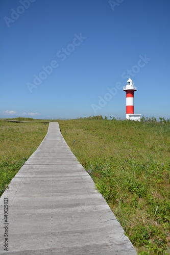 青空と木道と石狩灯台_2