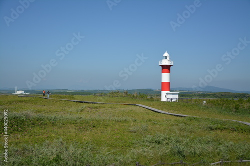 青空と木道と石狩灯台_3