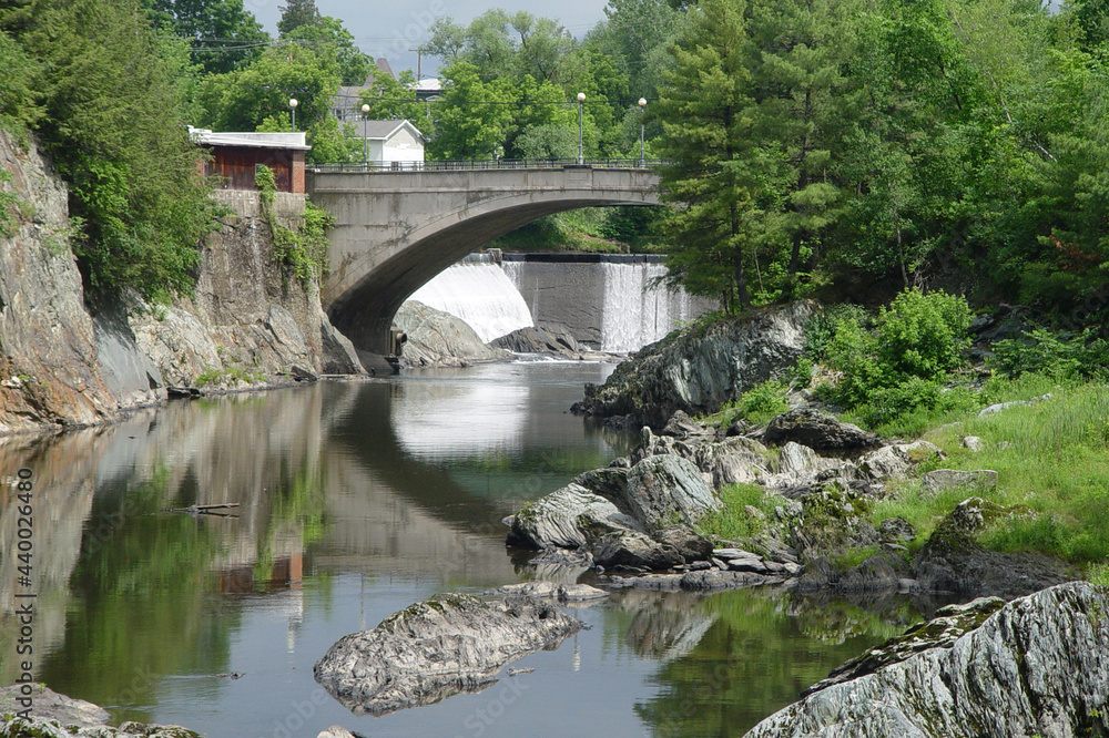 Fototapeta premium bridge of flowers over the Missiquoi river in Vermont