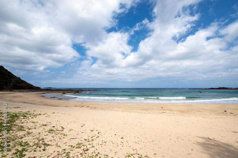 鹿児島県　徳之島の天城町与名間ビーチでブランコに乗る女性