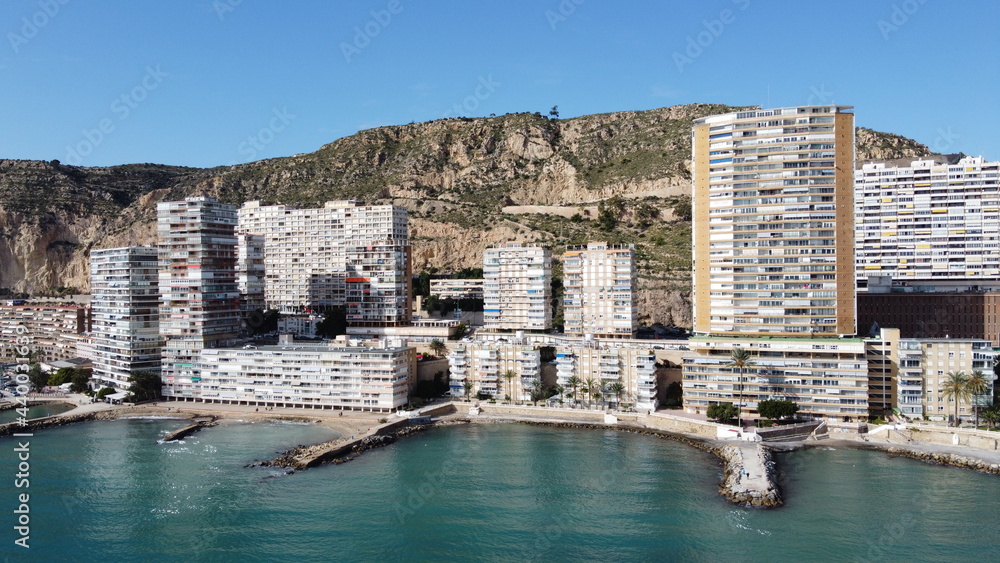 Fototapeta premium Vista aérea de las calitas de la playa de Albufereta de Alicante con la Serra Grosa detrás de los rascacielos.