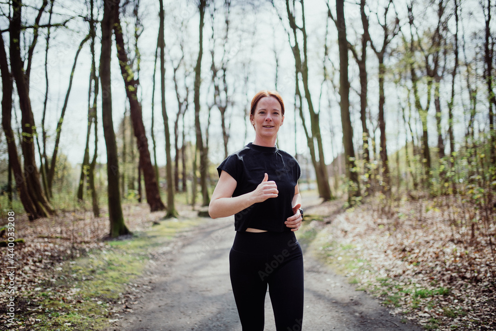 Rothaarige Frau beim Training im Wald Rothaarige Frau beim Training im Wald