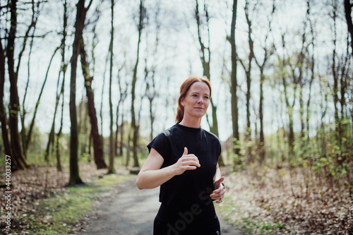 Rothaarige Frau beim Training im Wald
