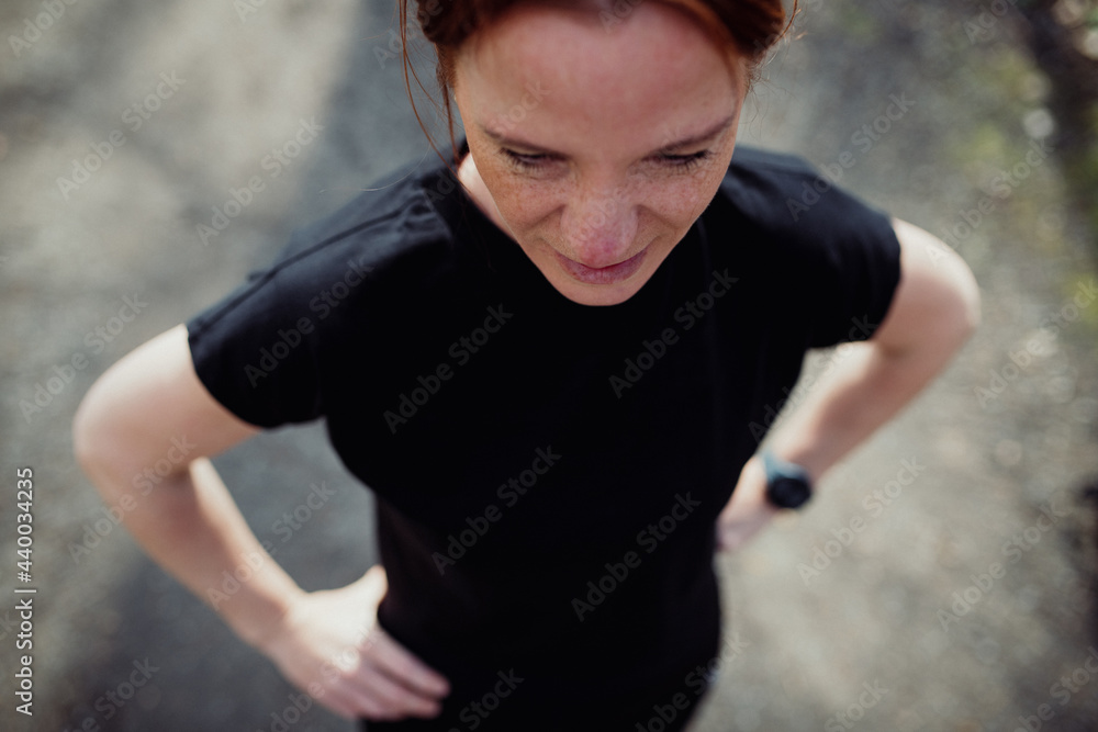 Fototapeta premium Rothaarige Frau beim Training im Wald