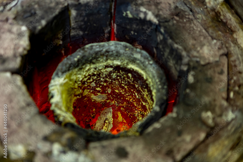 Φωτογραφία Macro texture and detail view of orange and red tones of super heated mix of metals tin and copper in special furnace construction glory hole