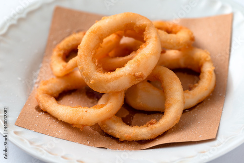 Deliziosi anelli di calamaro fritti, cibo mediterraneo 