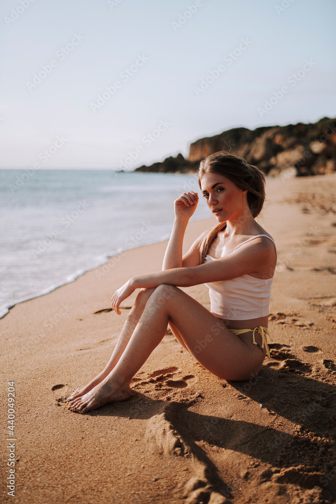 Chica guapa en la playa del sur de españa en verano disfrutando de sus vacaciones en traje de baño bikini Chica guapa en la playa del sur de españa en verano disfrutando de sus vacaciones en traje de baño bikini