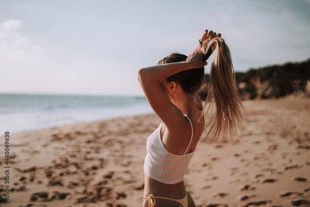 Naklejka premium Chica guapa en la playa del sur de españa en verano disfrutando de sus vacaciones en traje de baño bikini