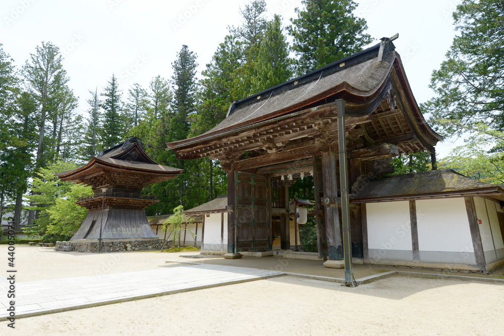 金剛峯寺　正門と鐘楼　和歌山県高野町