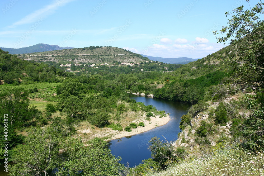 Le bois de Païolive au-dessus de la rivière Chassezac, dans le département de l'Ardèche en France