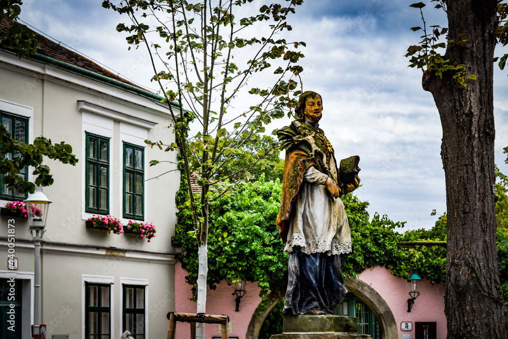 Stockfoto ウィーン、ハイリゲンシュタット、ベートーベンが住んだ家（ホイリゲ）と教会等の付近の情景 Adobe Stock