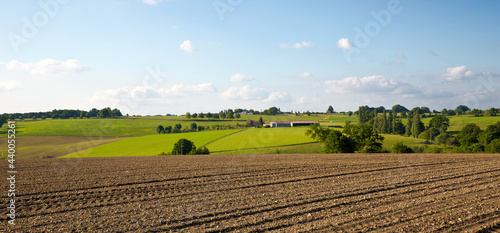 Paysage de campagne avec ses champs fraîchement retournés par le fermier.