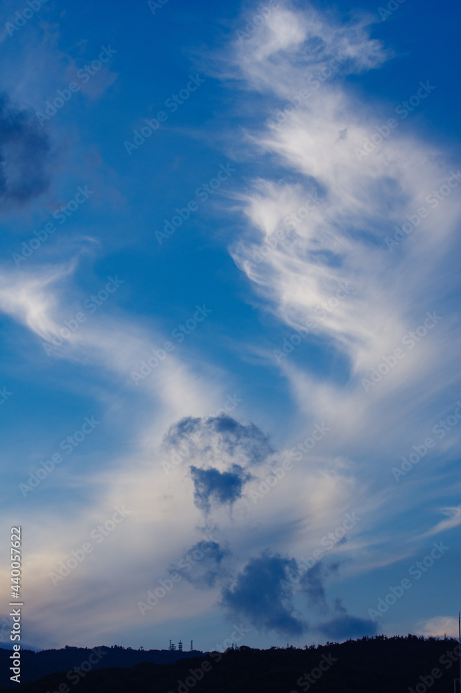 六甲山上に煙のような綿雲が上昇気流に乗って昇っていく。