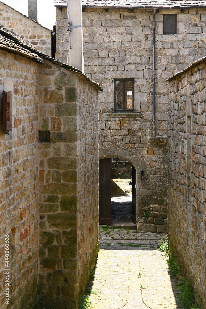 Le village médiéval La Garde-Guérin dans le sud du département de la Lozère en France