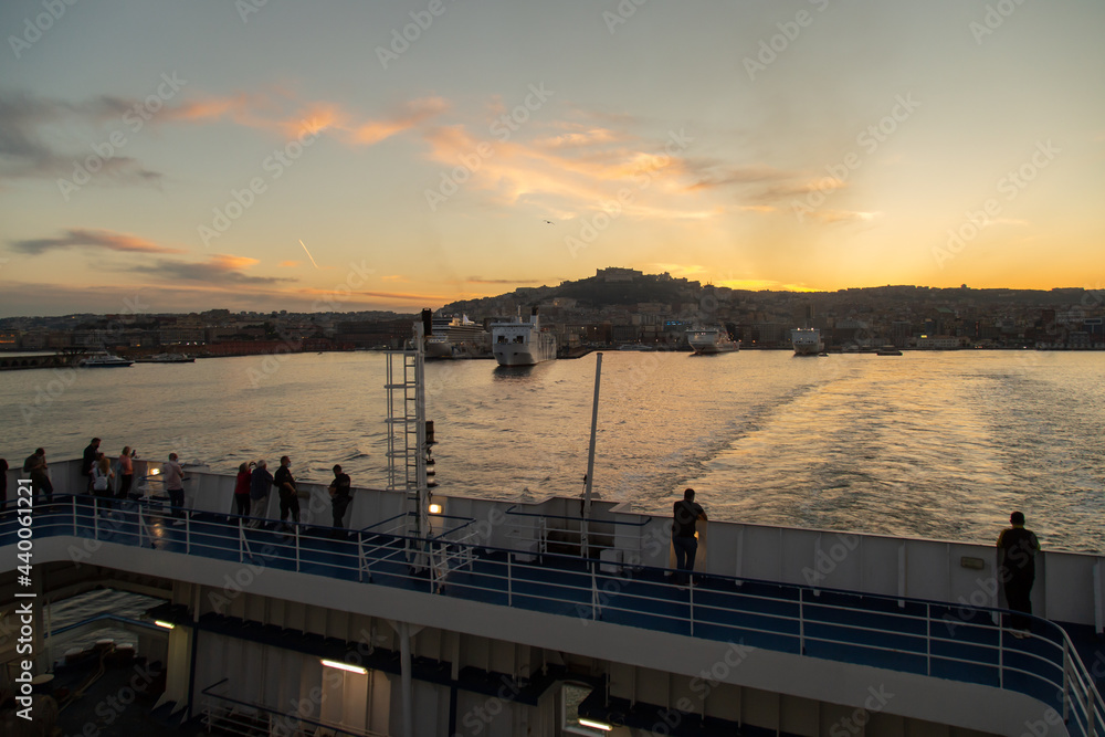Il porto di Napoli visto da una barca in partenza, al tramonto