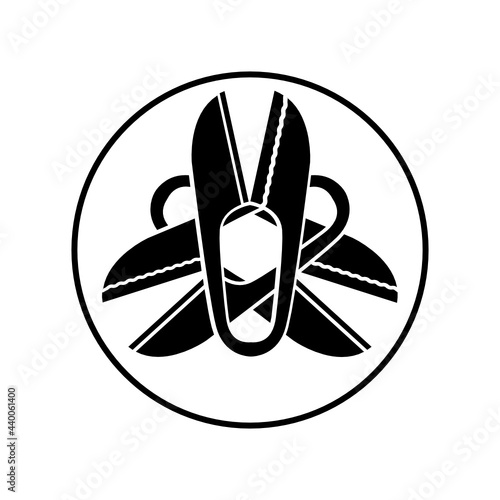 鋏紋・糸輪に三つ重ね鋏（いとわにみつかさねはさみ）