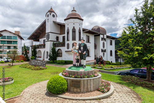 Monumento aos imigrantes austríacos e Prefeitura Municipal, Treze Tílias, Santa Catarina.