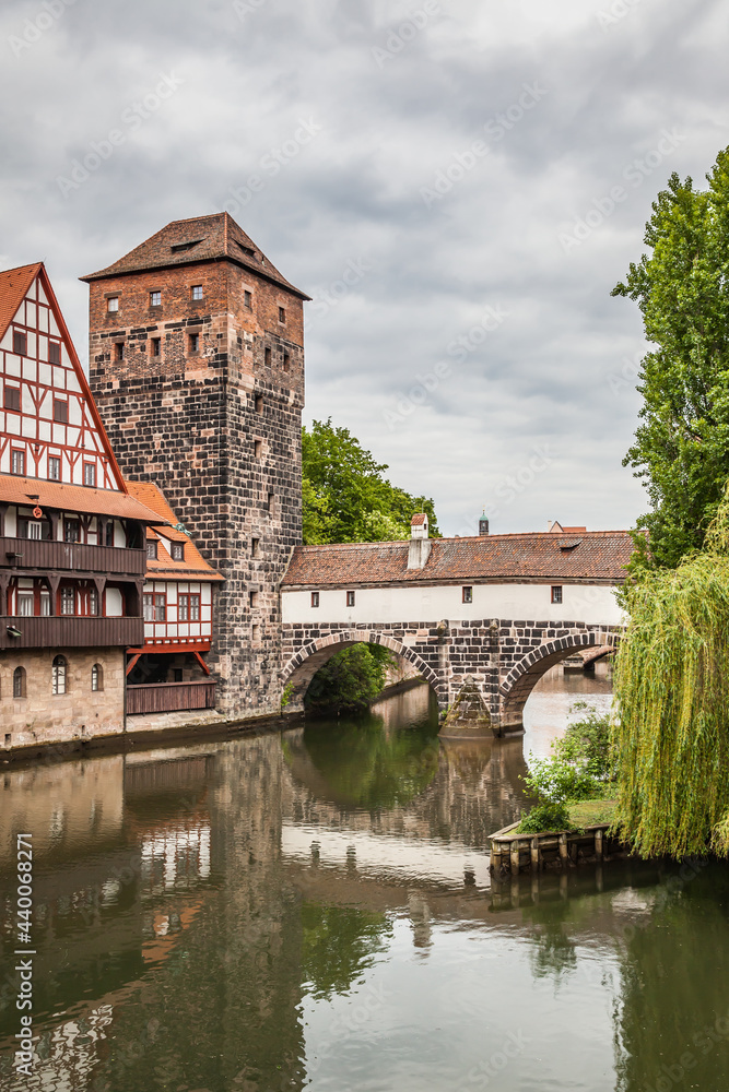 Fototapeta premium Maxbrucke bridge and Henkerturm tower in Nuremberg