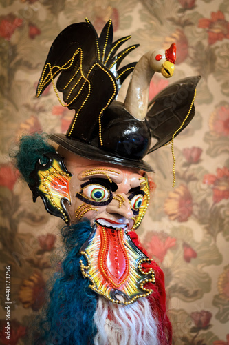 Mascara típica del baile de la morenada sonriendo, es parte del folklore en Bolivia sobre todo de Carnaval. Realizados a mano. Con un sombrero y peluca naranja