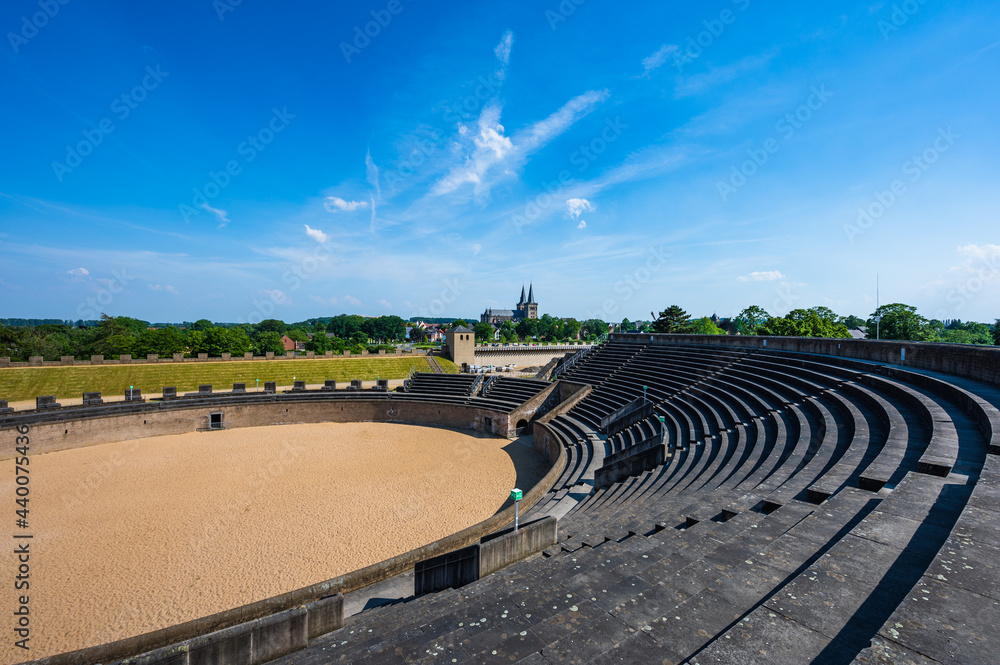 Blick vom römischen Amphitheater auf Xanten am Niederrhein