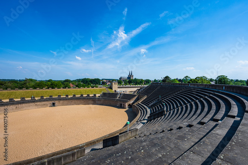 Obraz na płótnie Blick vom römischen Amphitheater auf Xanten am Niederrhein w salonie