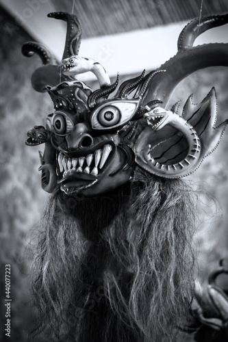 Mascara típica del baile de la diablada, es parte del folklore en Bolivia en Carnaval. Realizados a mano. Resaltan los coloridos cuernos, serpientes, los colmillos y los ojos