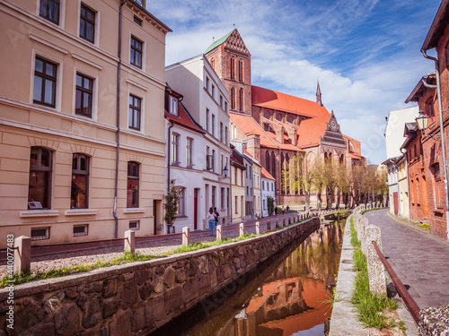 Altstadt mit Fluss in Wismar an der Nordsee