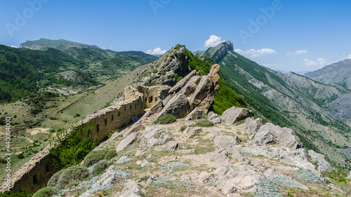 Obraz na płótnie Gunibsky fortress. Protective wall and gates of Gunib. Russia, Republic of Dagestan. w salonie