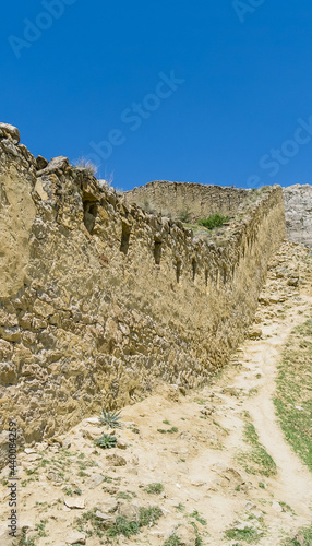 Obraz na płótnie Gunibsky fortress. Protective wall and gates of Gunib. Russia, Republic of Dagestan. w salonie