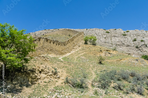 Obraz na płótnie Gunibsky fortress. Protective wall and gates of Gunib. Russia, Republic of Dagestan. w salonie
