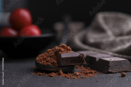 Fotografie stick spoon with powdered chocolate
