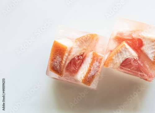 Eiswürfel mit Grapefruit, close up