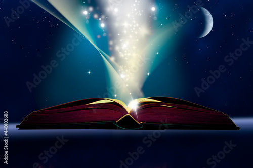 Geheimnisvolles  Buch vor dunklem Sternenhimmel