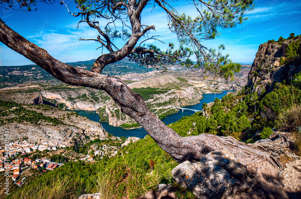 Embalse y paisaje de montes y árboles en Cortes de Pallás, España, Valencia. Embalse y paisaje de montes y árboles en Cortes de Pallás, España, Valencia.