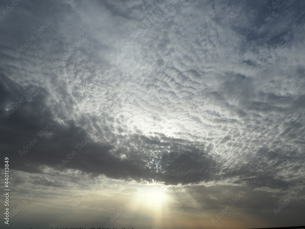 nubes en forma de mammatus en el cielo de lérida, españa, europa