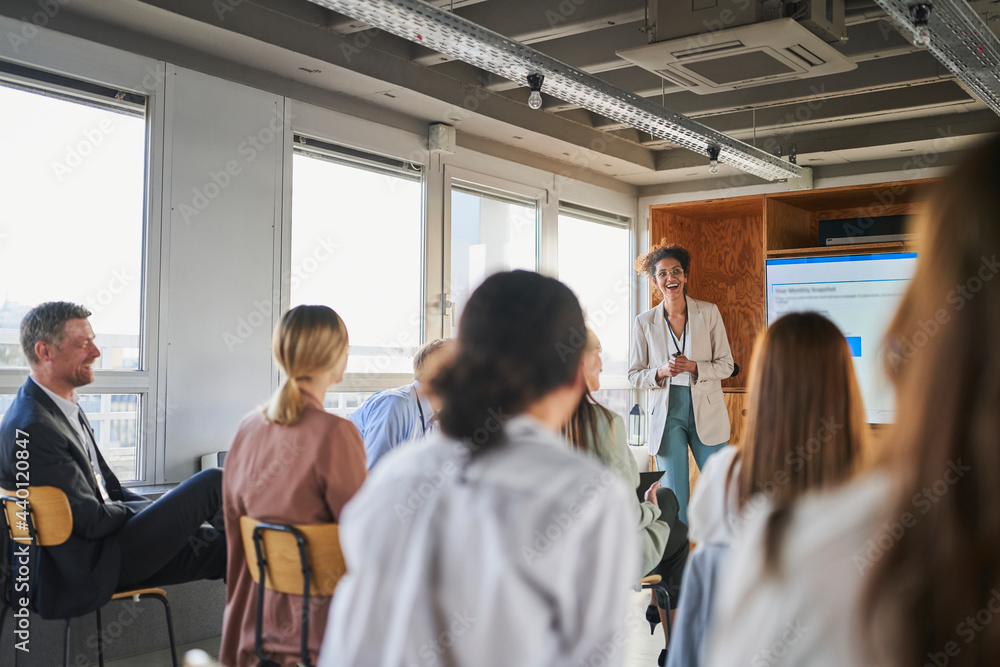 © Annika List/Westend61 - Female entrepreneur giving presentation to colleagues in educational event at office © Annika List/Westend61 - Female entrepreneur giving presentation to colleagues in educational event at office