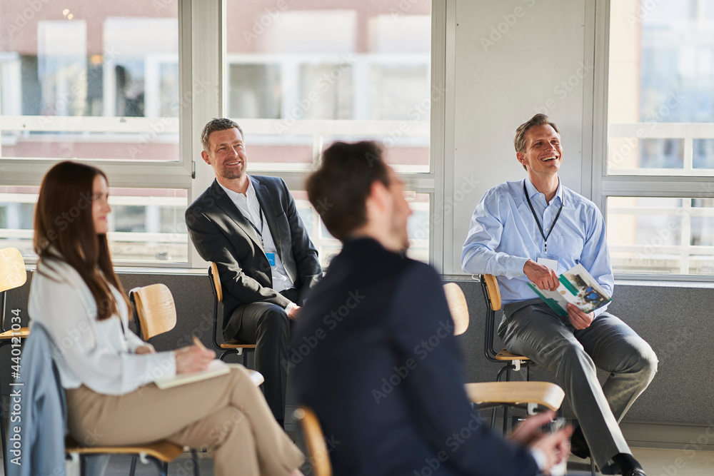 © Annika List/Westend61 - Smiling male entrepreneur with colleagues in education training class © Annika List/Westend61 - Smiling male entrepreneur with colleagues in education training class