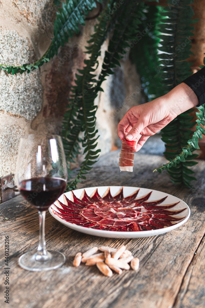 © Josu Acosta/Westend61 - Young female chef arranging red meat in plate by drink on table at restaurant