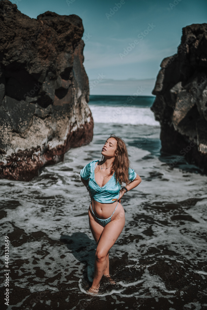 Chica veraniega surfera en playa cala de arena negra en las islas canarias paraiso Chica veraniega surfera en playa cala de arena negra en las islas canarias paraiso