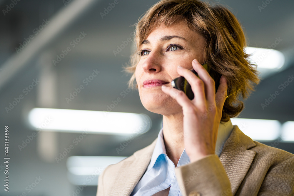 © Joseffson/Westend61 - Mature businesswoman talking on mobile phone © Joseffson/Westend61 - Mature businesswoman talking on mobile phone