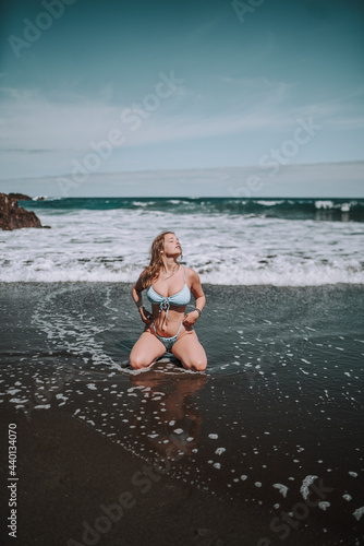 Chica veraniega surfera en playa cala de arena negra en las islas canarias paraiso photo