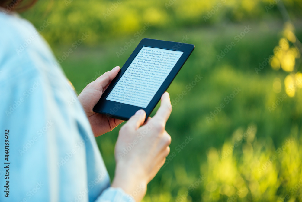 © alev/Westend61 - Mid adult woman reading e-book © alev/Westend61 - Mid adult woman reading e-book