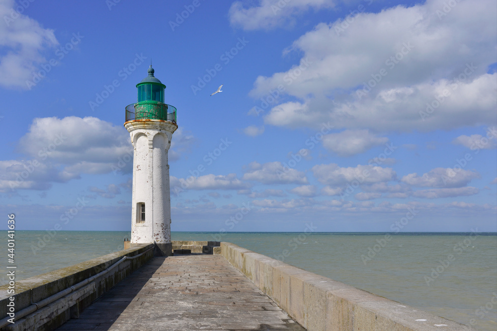 Le phare de Saint-Valery-en-Caux (76460) en plein ciel bleu au bout de sa jetée, département de Seine-Maritime en région Normandie, France