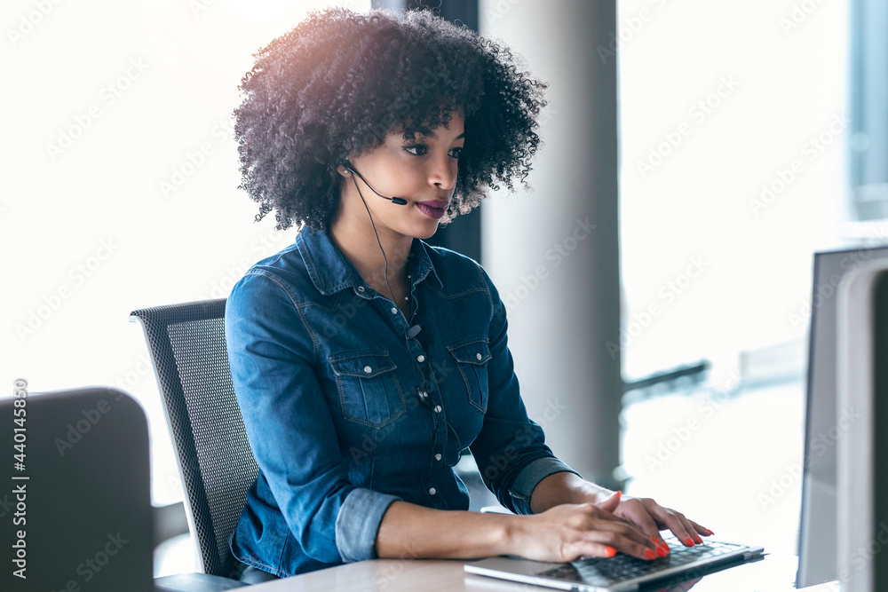 © JOSEP SURIA/Westend61 - Female customer service representative working on laptop at office