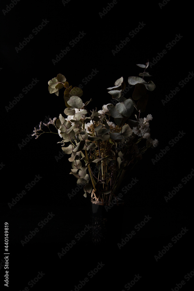 Flores secas de varios tipo con hojas de eucalipto, cardo morado y flor blanca