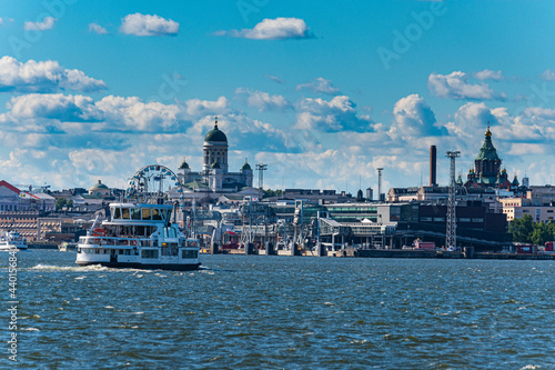 Canvas-taulu Finland, Helsinki, Tourboat sailing toward shore of coastal city